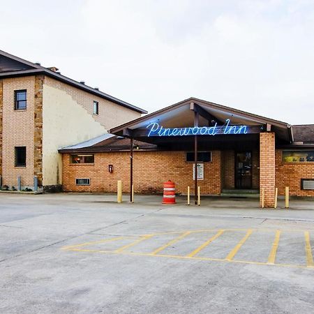 Oyo Pinewood Inn & Suites Silsbee Exterior foto