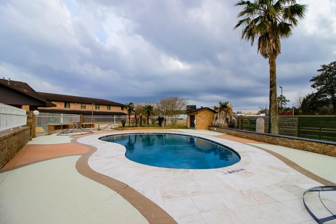 Oyo Pinewood Inn & Suites Silsbee Exterior foto