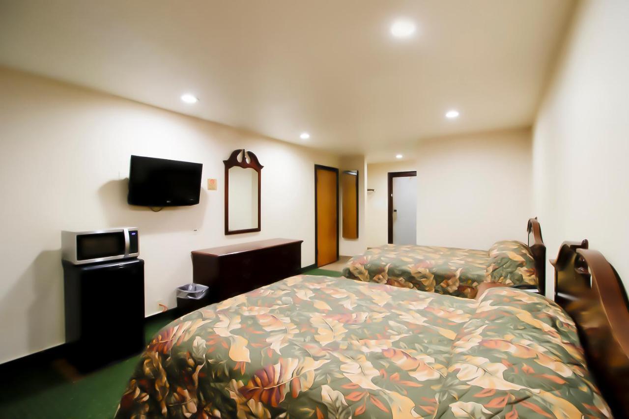 Oyo Pinewood Inn & Suites Silsbee Exterior foto