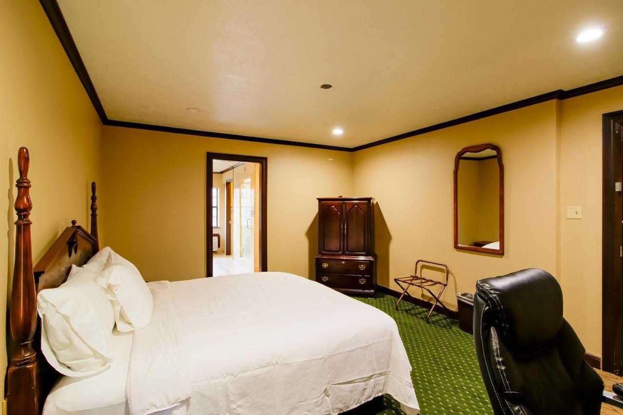 Oyo Pinewood Inn & Suites Silsbee Exterior foto