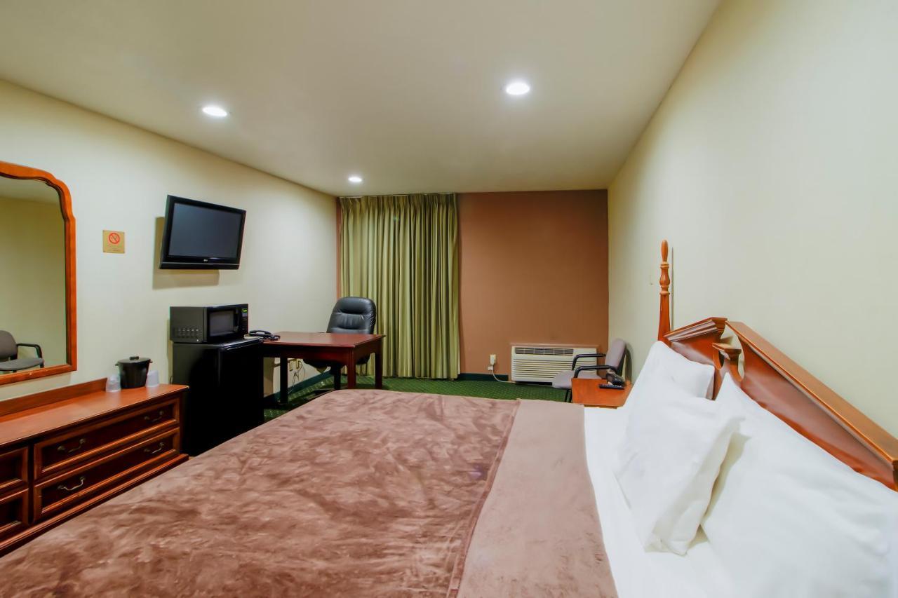 Oyo Pinewood Inn & Suites Silsbee Exterior foto